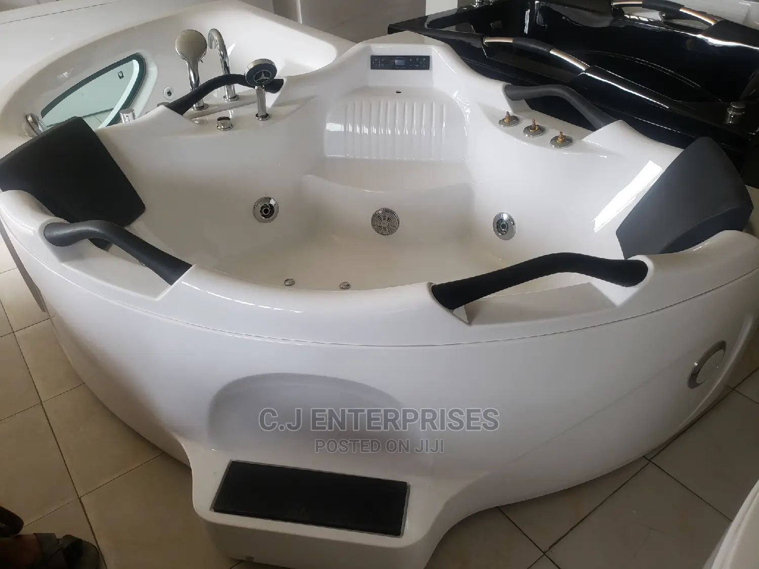 Curve Jacuzzi Bath With Massage
