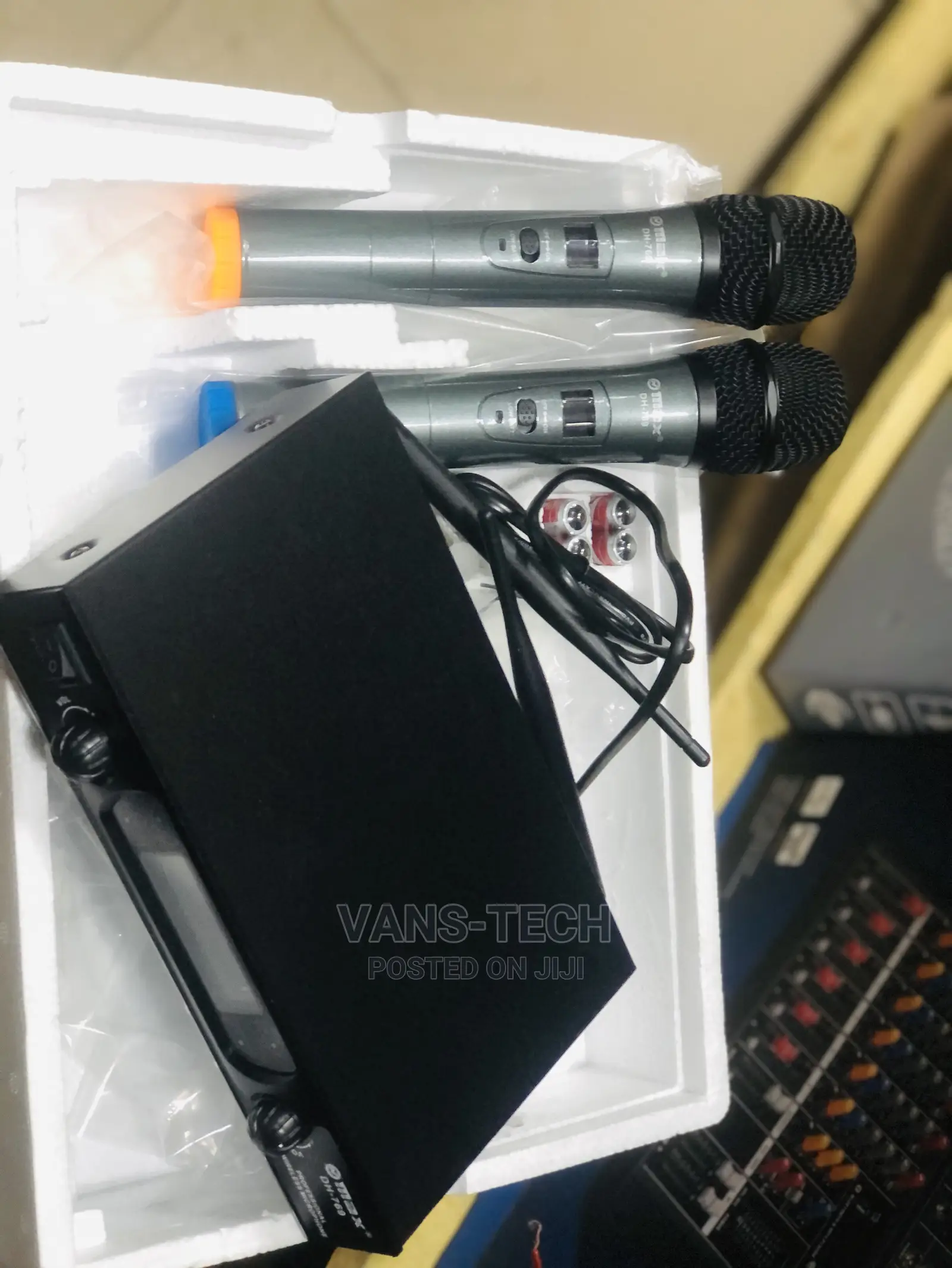 Max Wireless Microphone DH-769