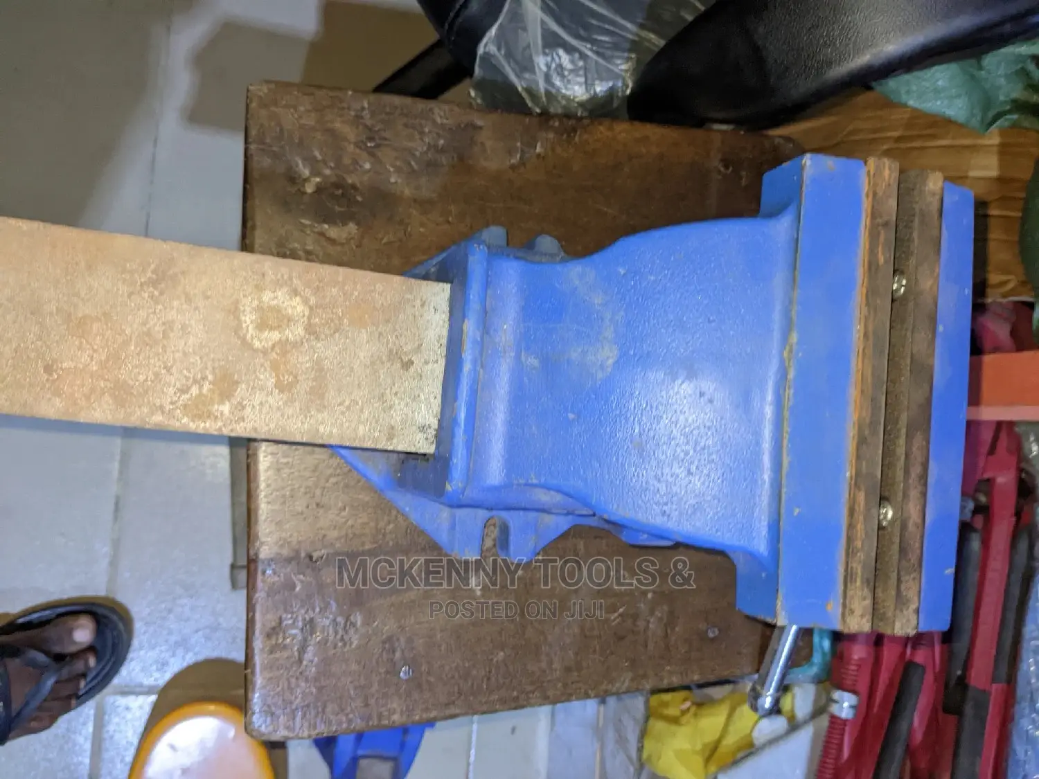 Iron Record Bench Vice, Base Type: Fixed, 200 Mm