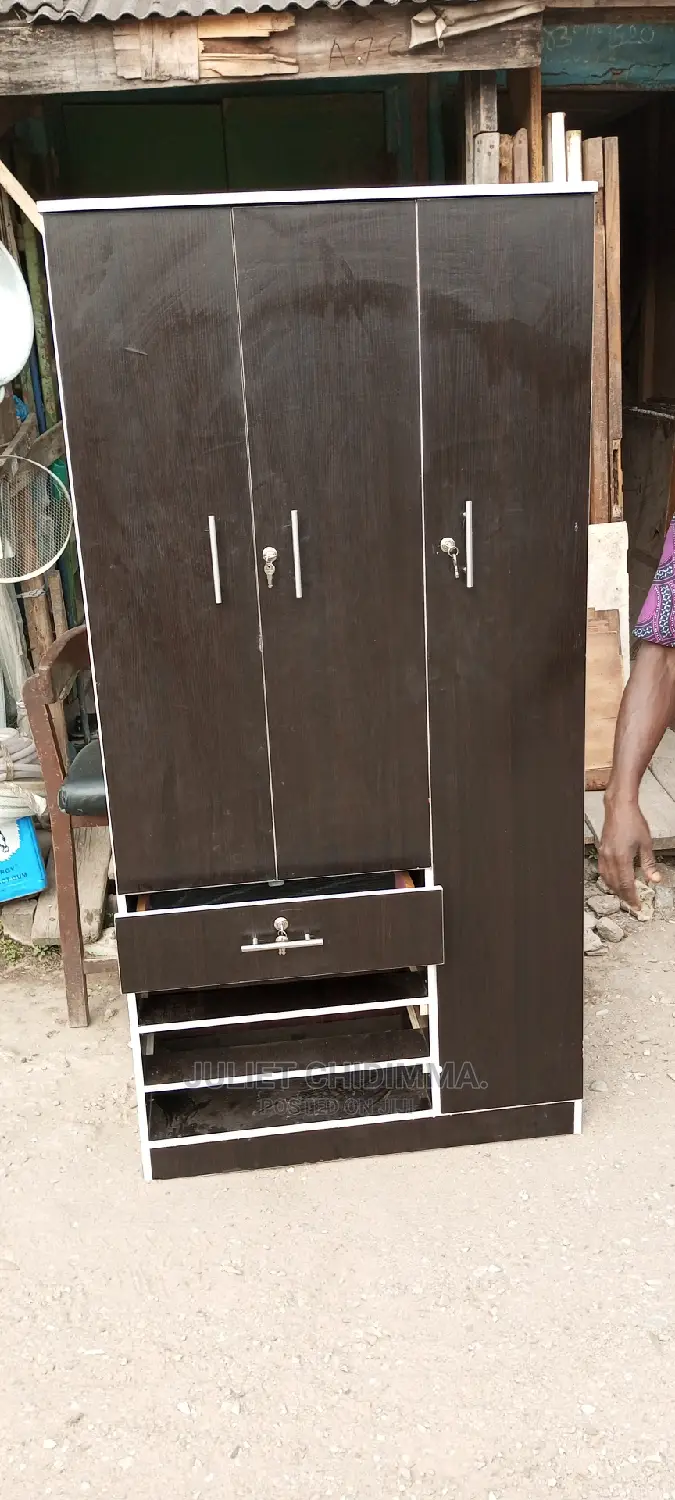 Quality 3 X 6ft Wooden Standing Wardrobe With Drawers.