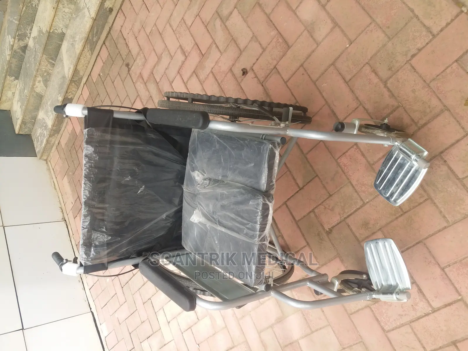 Wheel Chair With Adjustable and Removable Swing-Away Footres