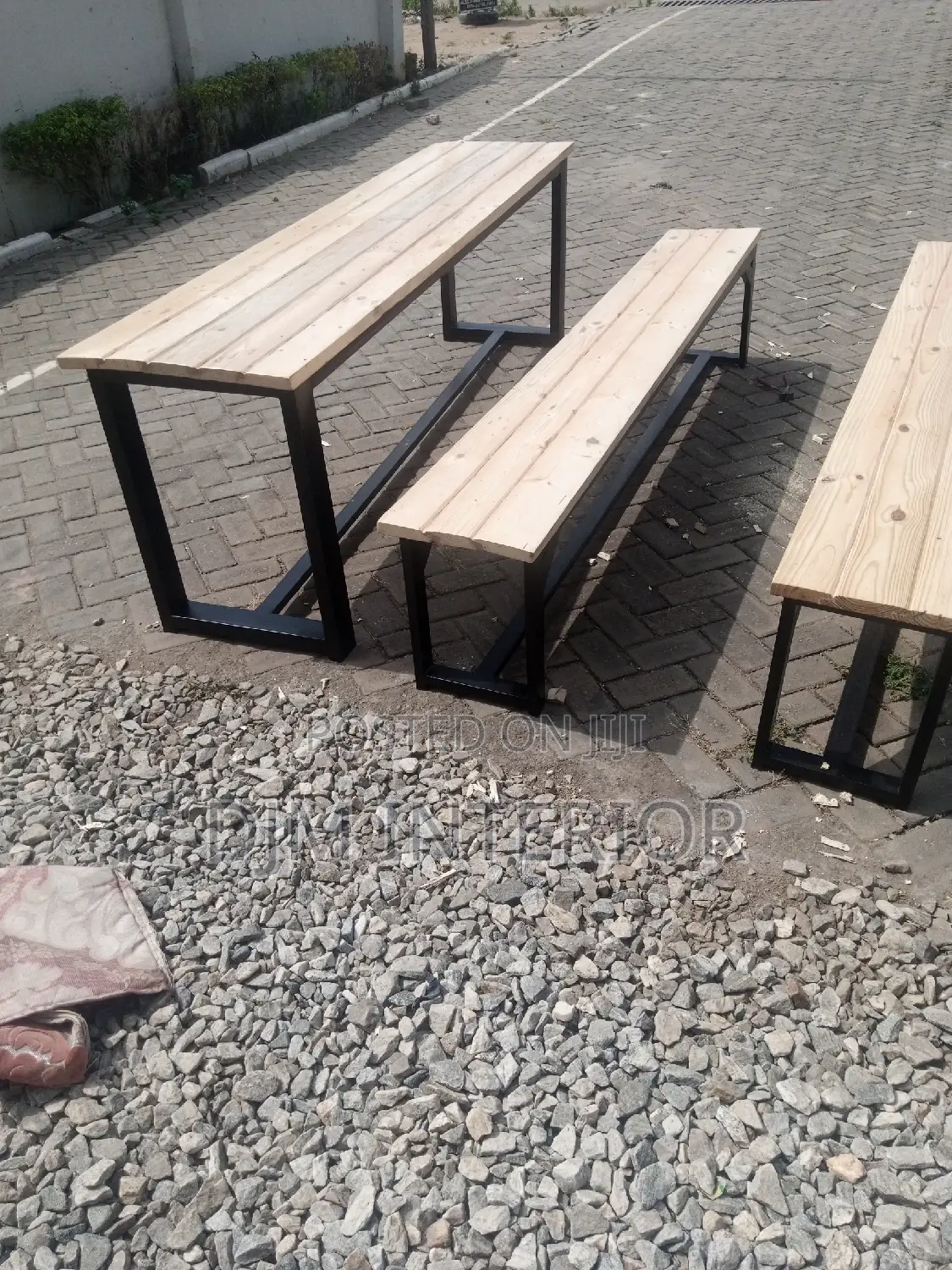 Bar and Restaurant Chair With Table
