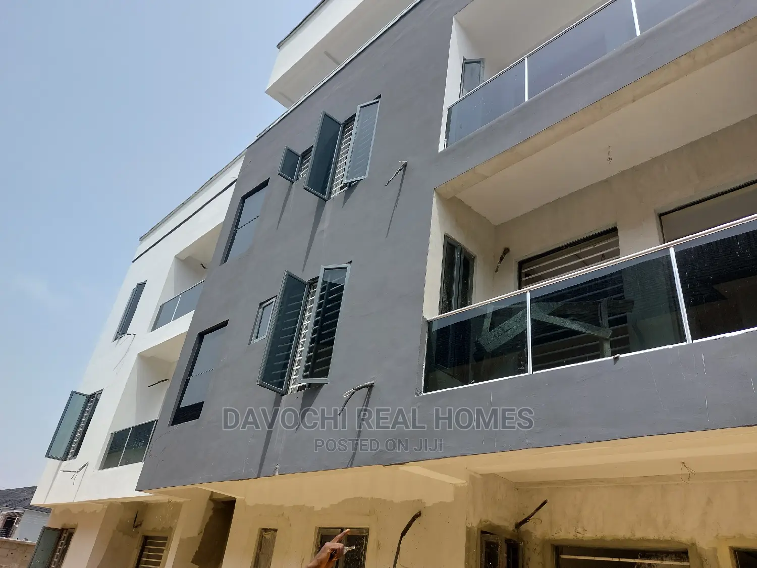 2bdrm Block of Flats in By Chevron Second for sale
