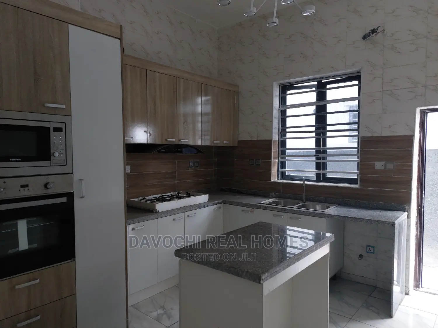 4bdrm Duplex in by Chevron Second for Sale