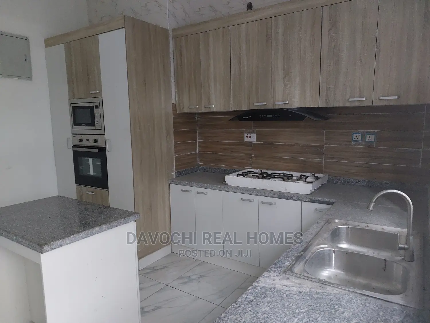 4bdrm Duplex in by Chevron Second for Sale