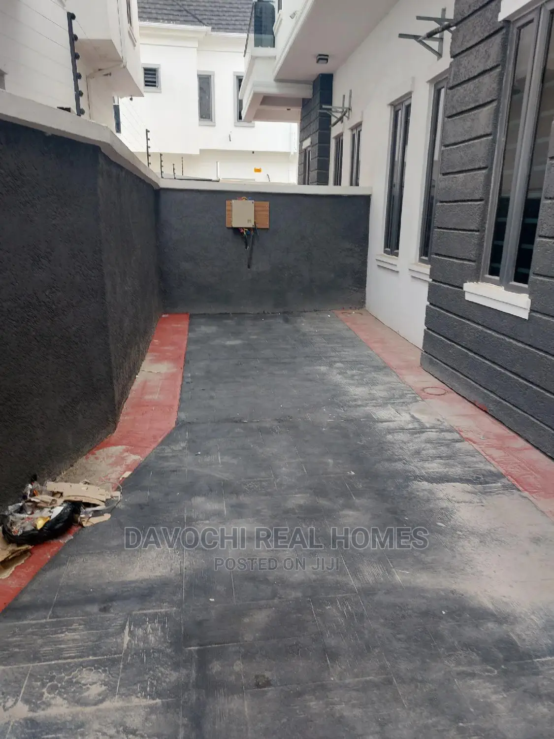 4bdrm Duplex in by Chevron Second for Sale