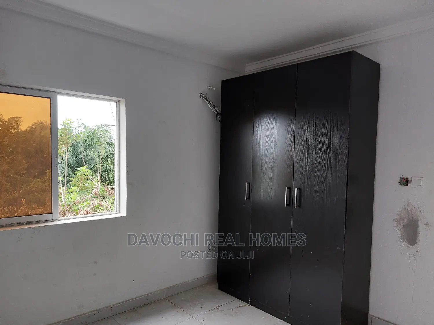 1bdrm Block of Flats in Orchid Road, Chevron for sale