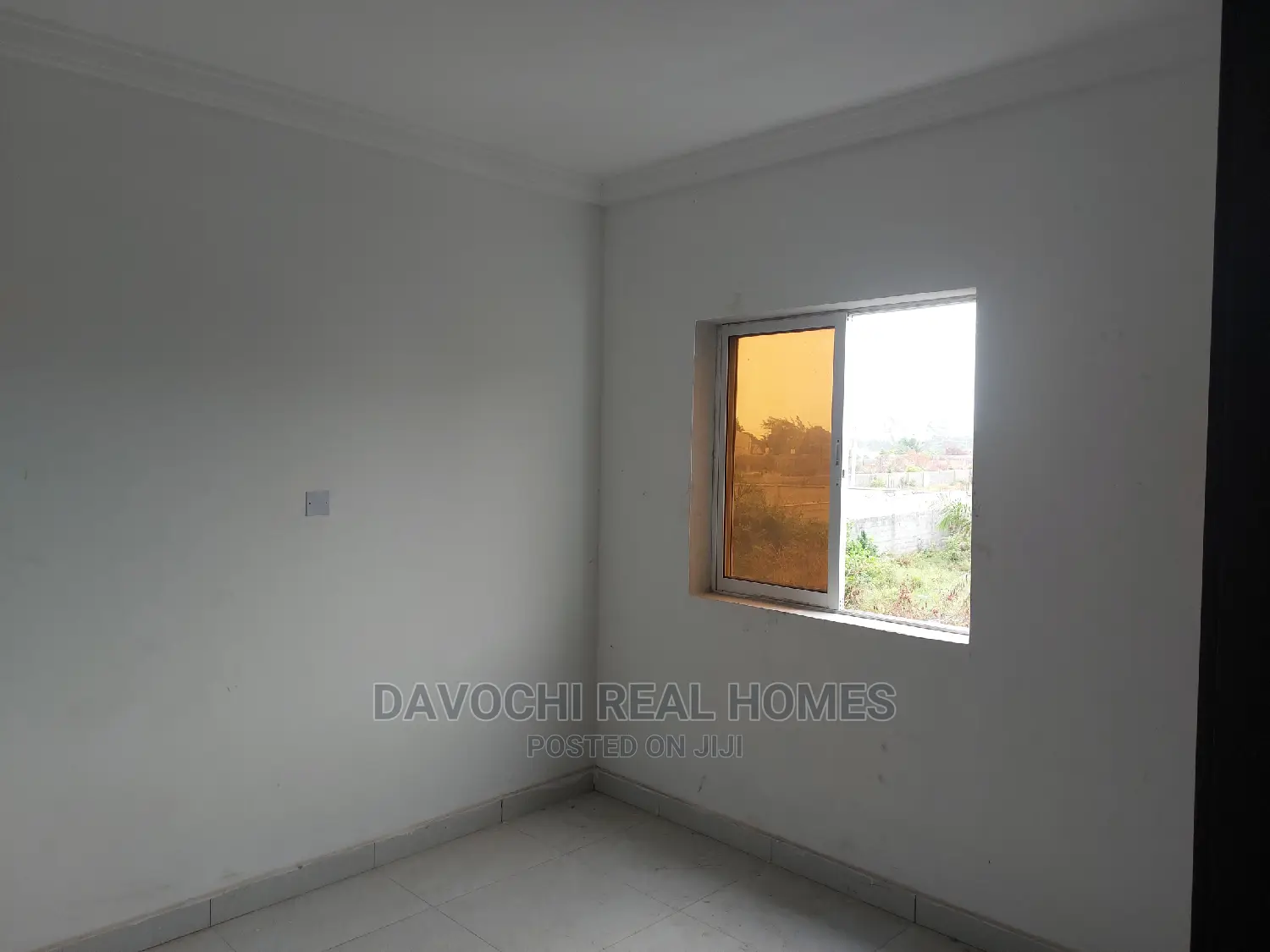 1bdrm Block of Flats in Orchid Road, Chevron for sale