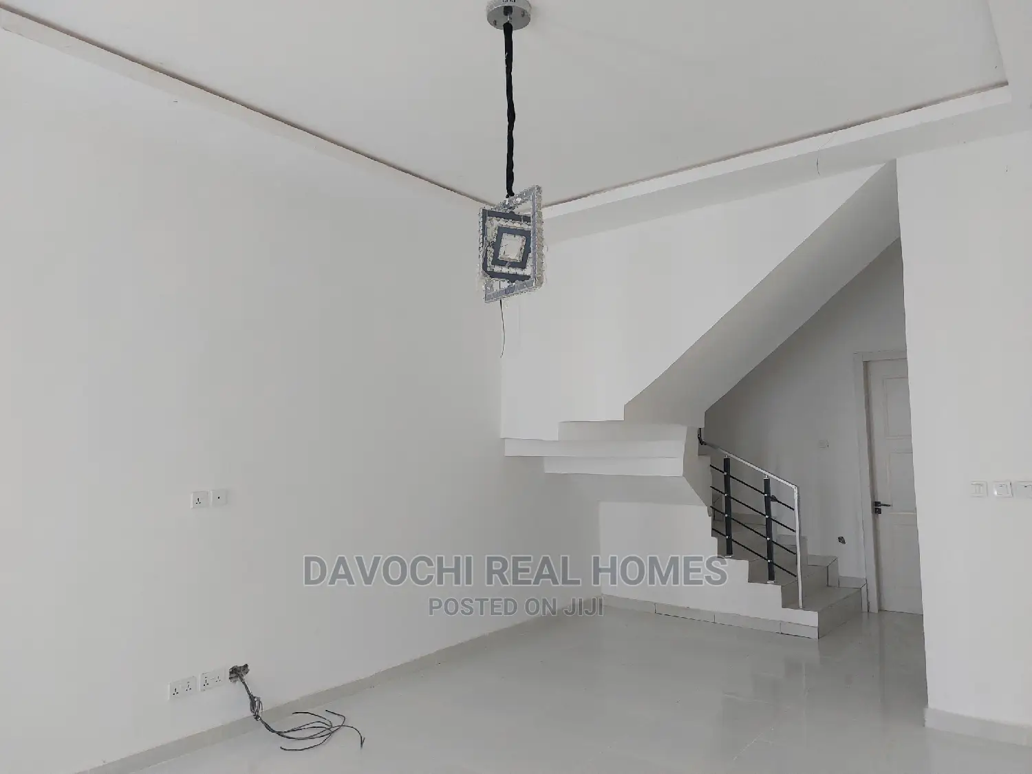 5bdrm Duplex in Orchid Road, Chevron for sale