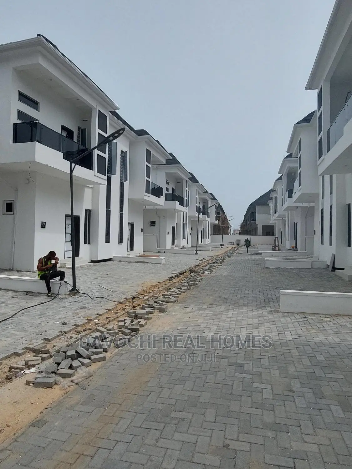 5bdrm Duplex in Orchid Road, Chevron for sale