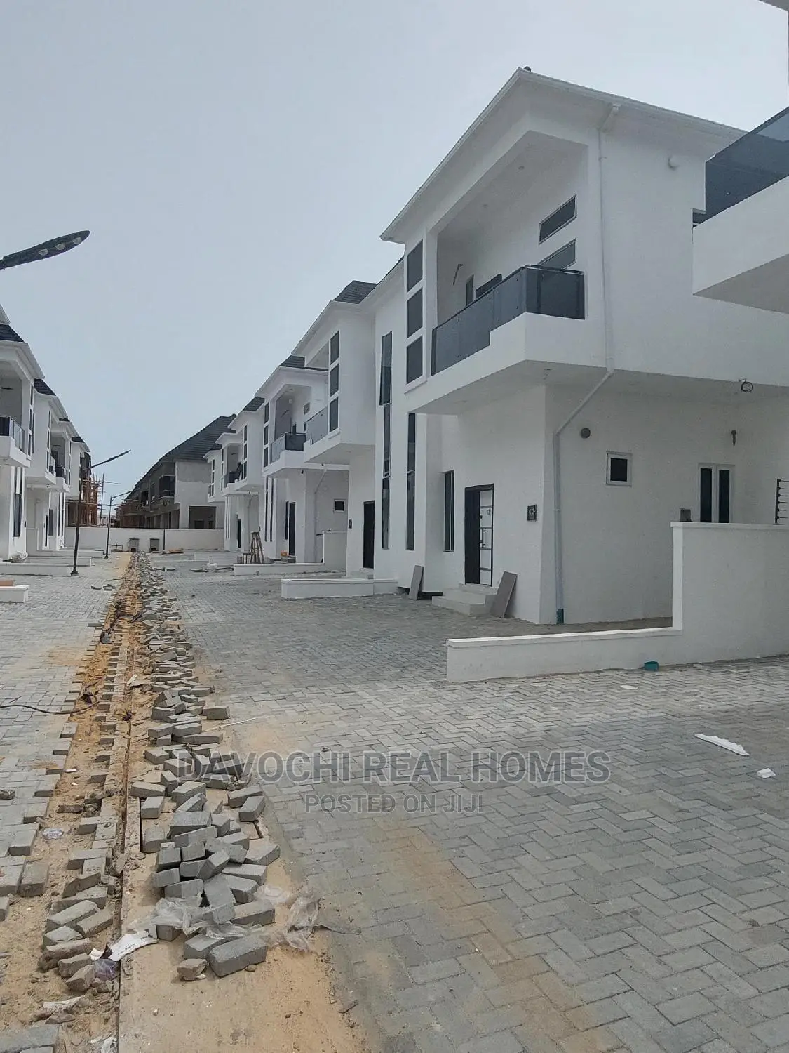 5bdrm Duplex in Orchid Road, Chevron for sale