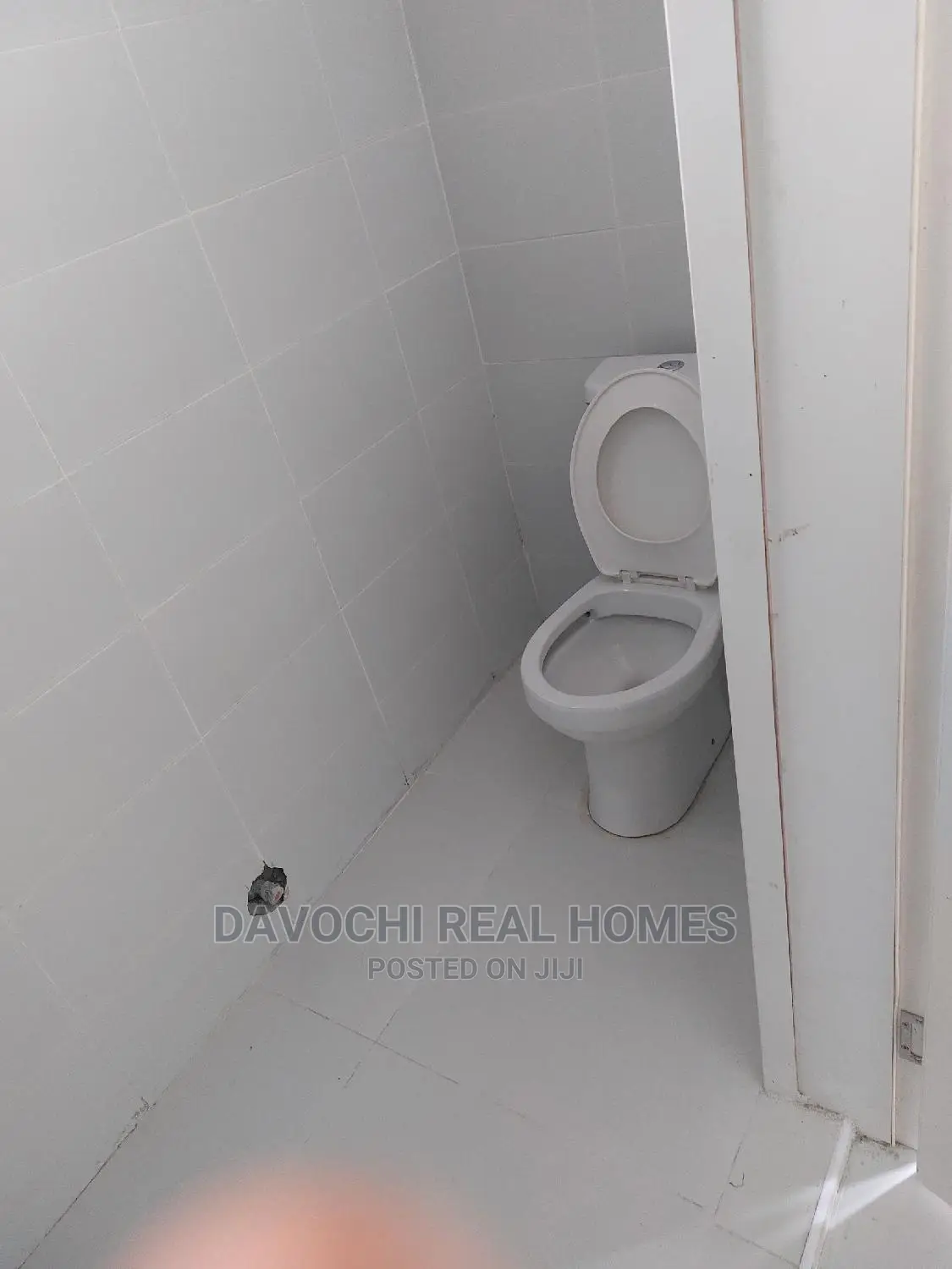5bdrm Duplex in Orchid Road, Chevron for sale