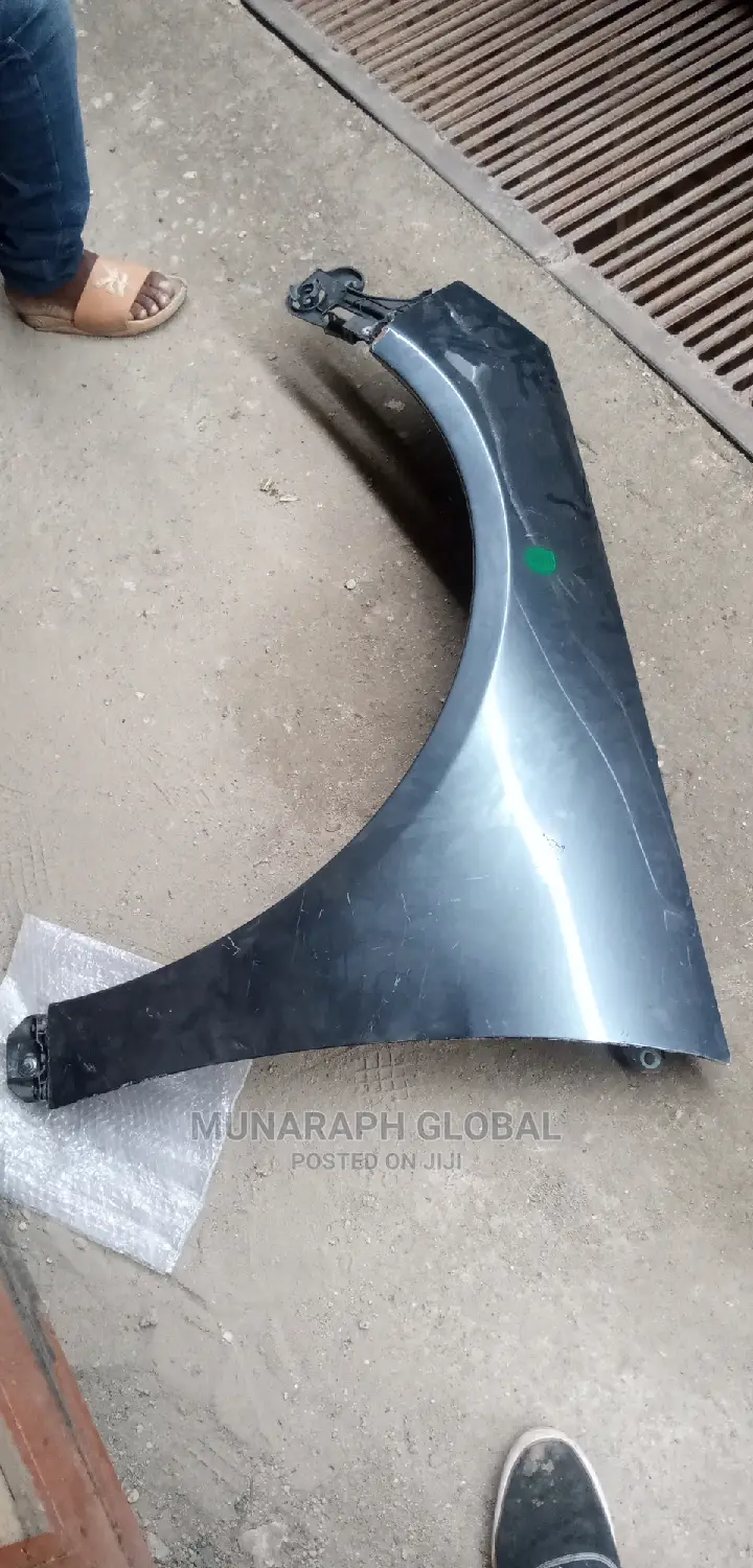 Mercedes Benz R350 Fender.