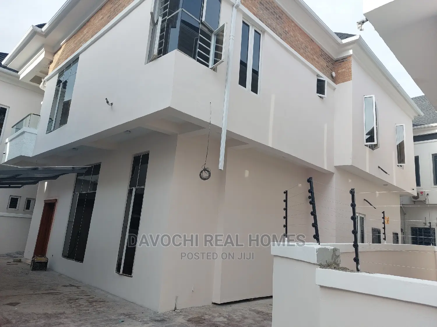 5bdrm Duplex in Chevron for sale