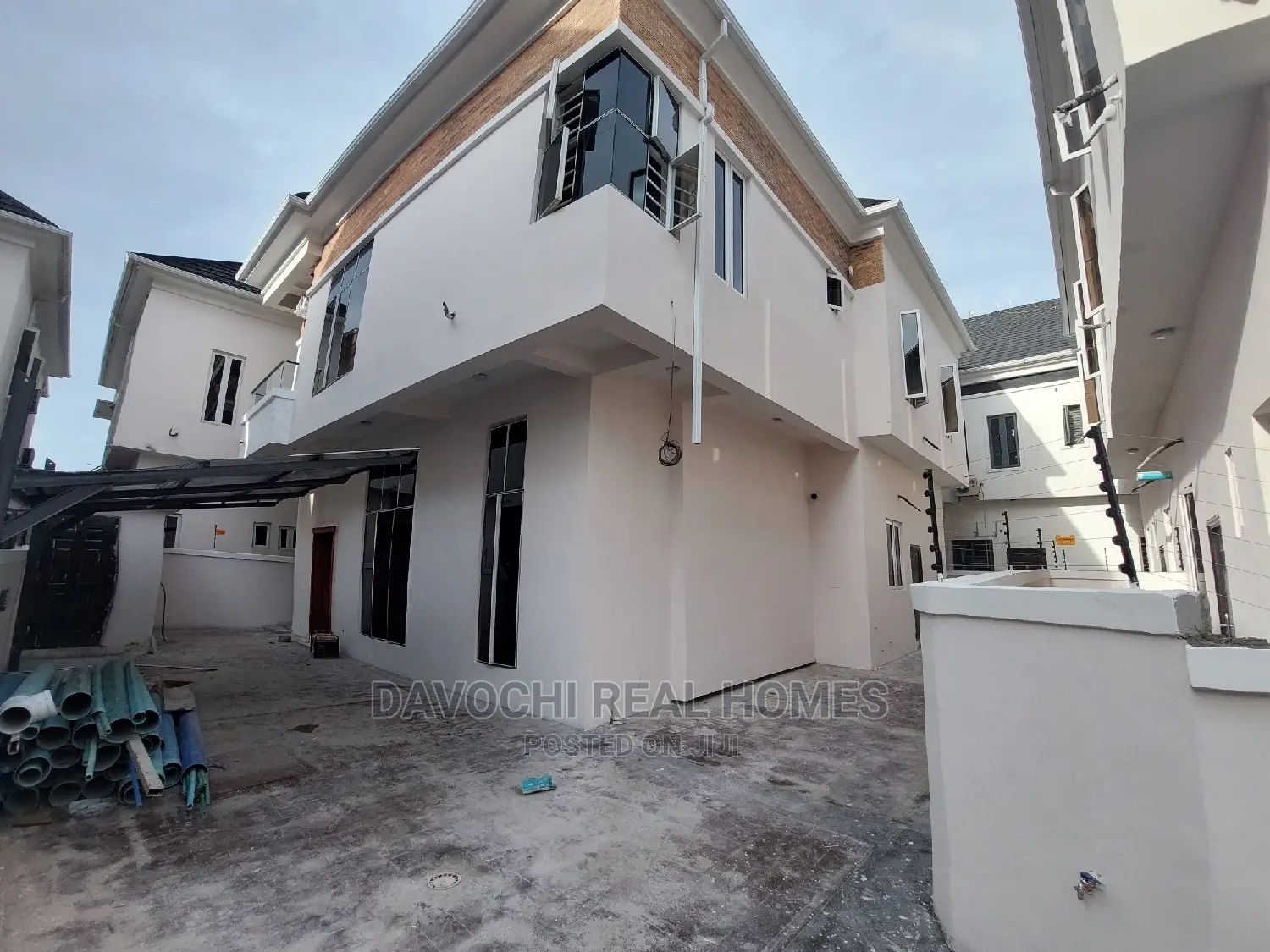 5bdrm Duplex in Chevron for sale