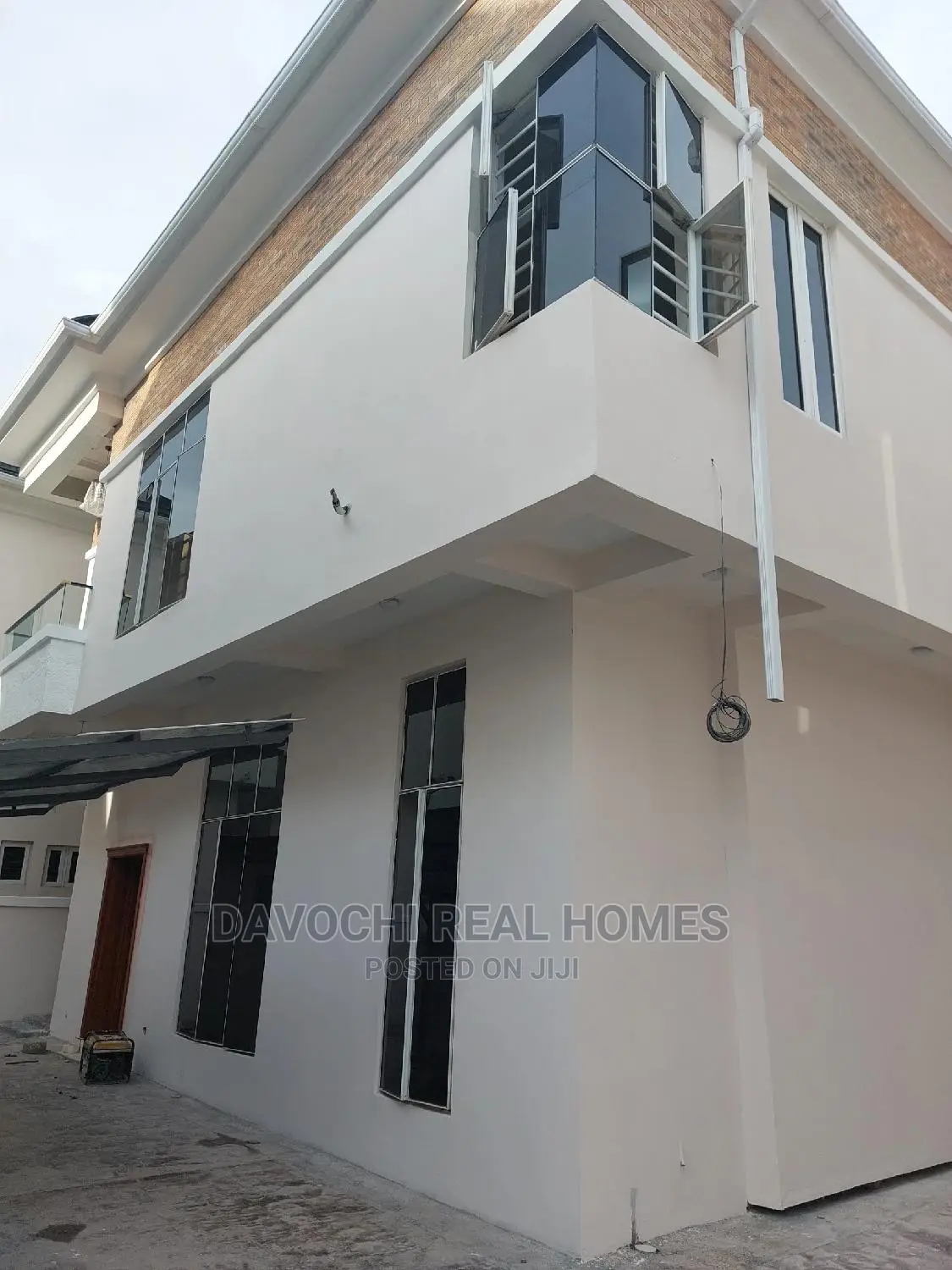 5bdrm Duplex in Chevron for sale