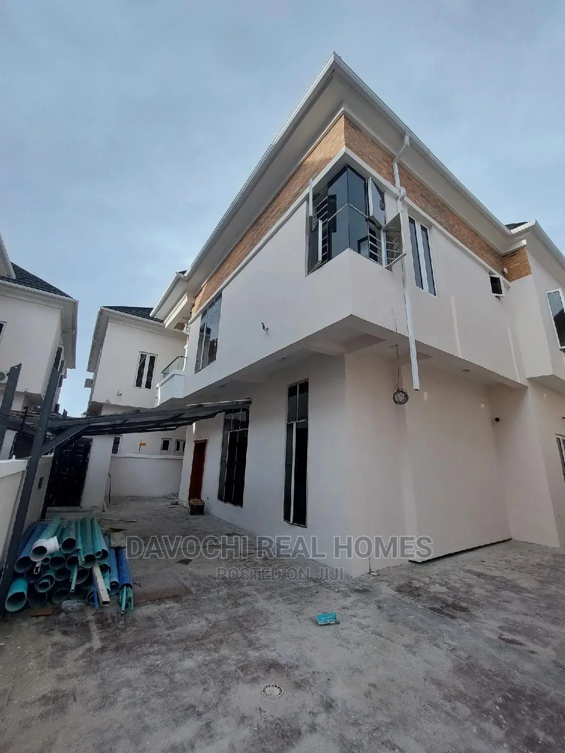 5bdrm Duplex in Chevron for sale