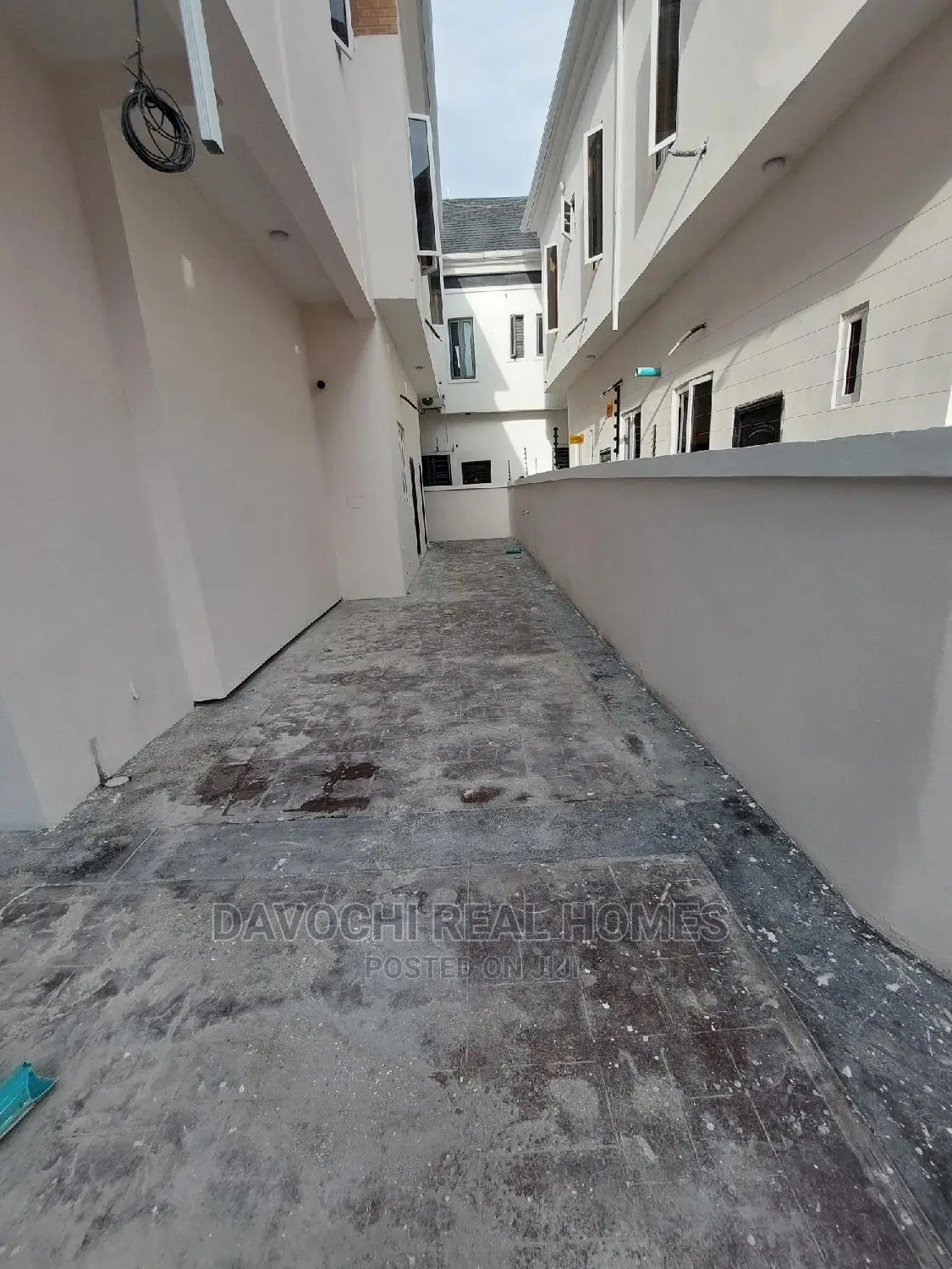 5bdrm Duplex in Chevron for sale