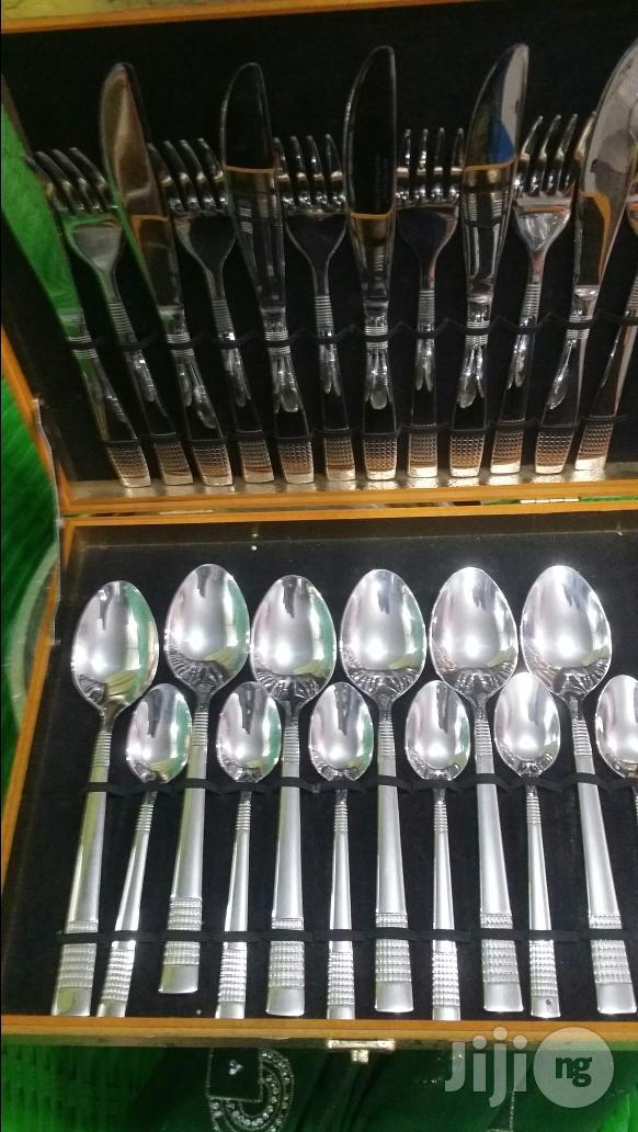 24pcs Cultlery Set With Golden Box