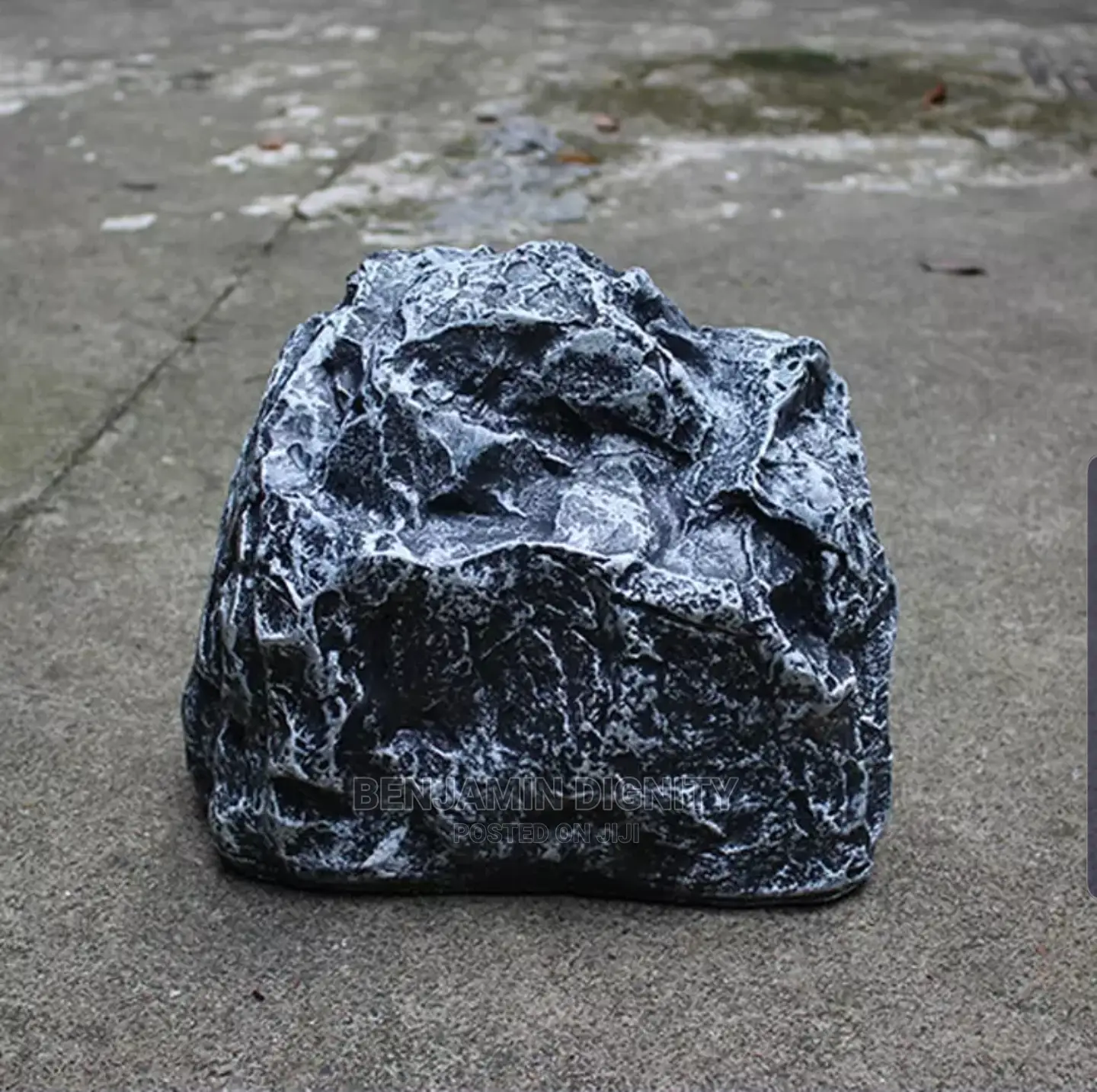 Outdoor Lawn Simulation Rock Speaker.