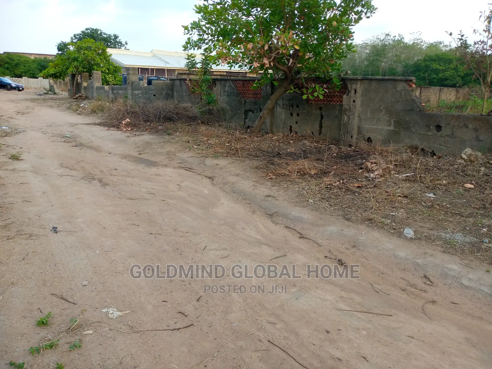Land in Lugbe. 5bedroom Duplex + 2room B.Q. Estate Plot