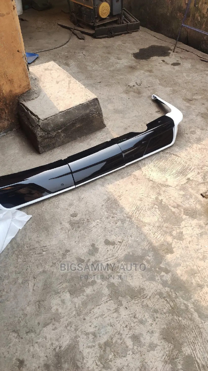Lexus LX 570 2018 / 2020 Back Spoiler