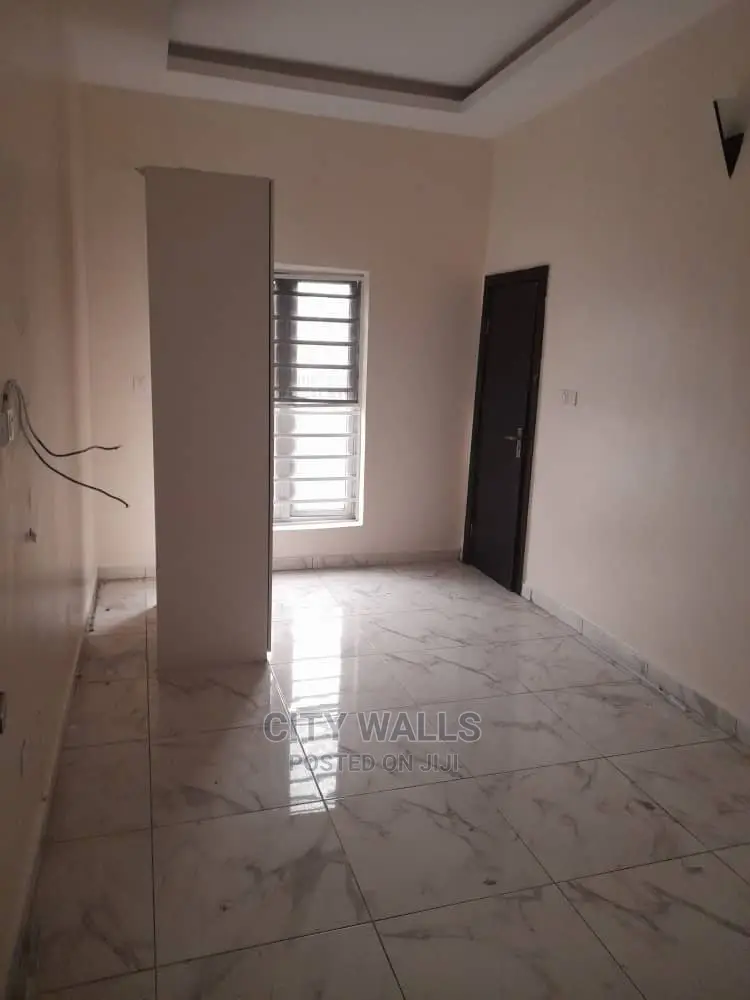 2bdrm Block of Flats in Bera Estate, Chevron for rent