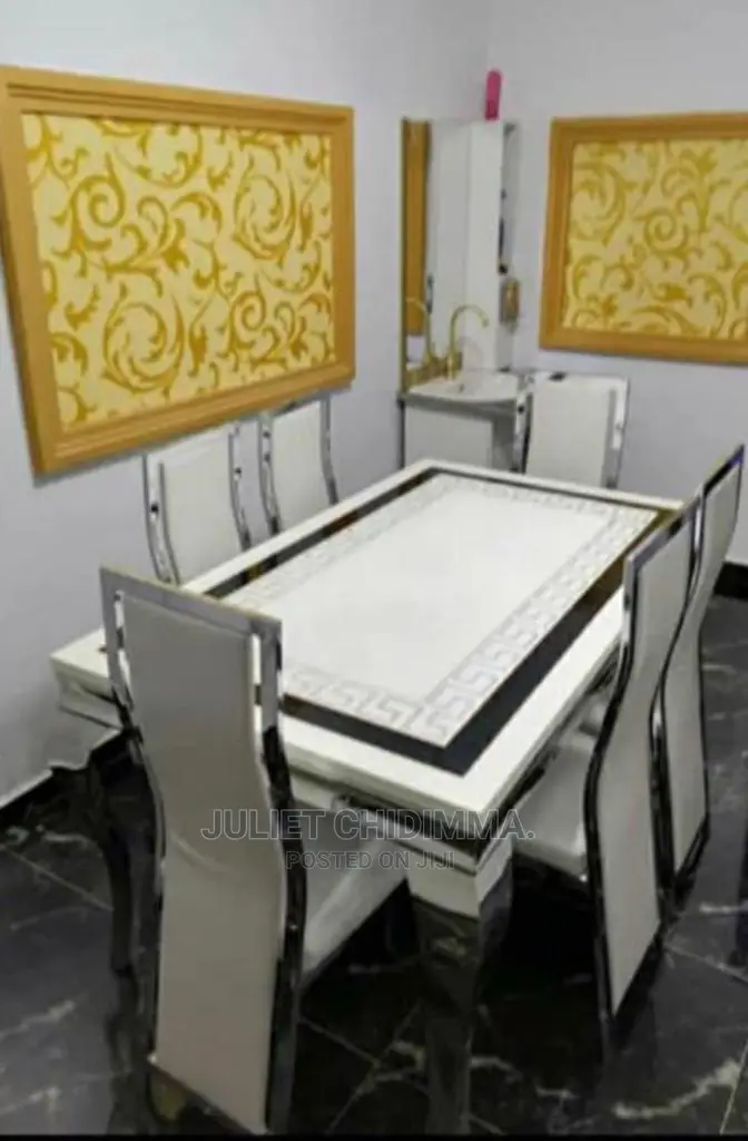 A 6 Seaters Dinning Set