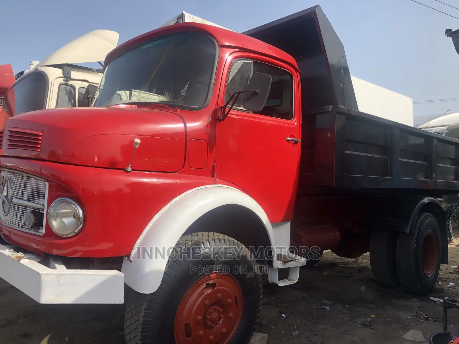 Mercedes Benz 911 Tipper 2000 Red