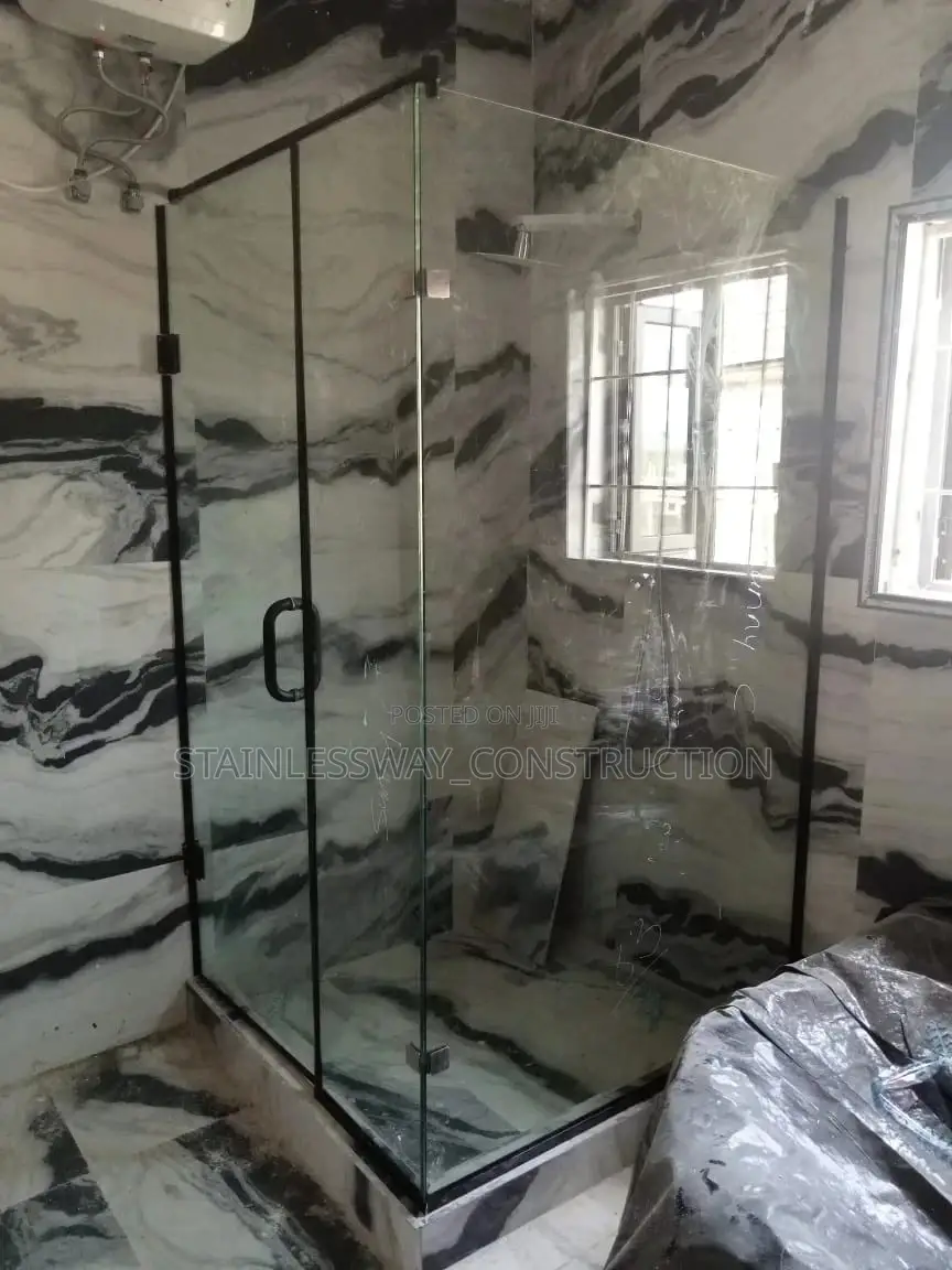 SHOWER CUBICLE (Black Accessories)