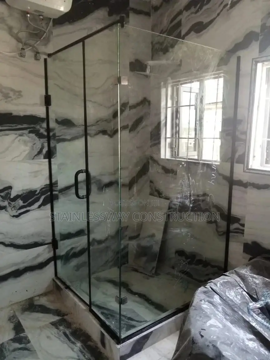 SHOWER CUBICLE (Black Accessories)