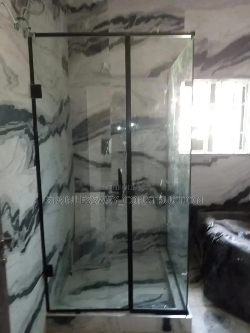 SHOWER CUBICLE (Black Accessories)