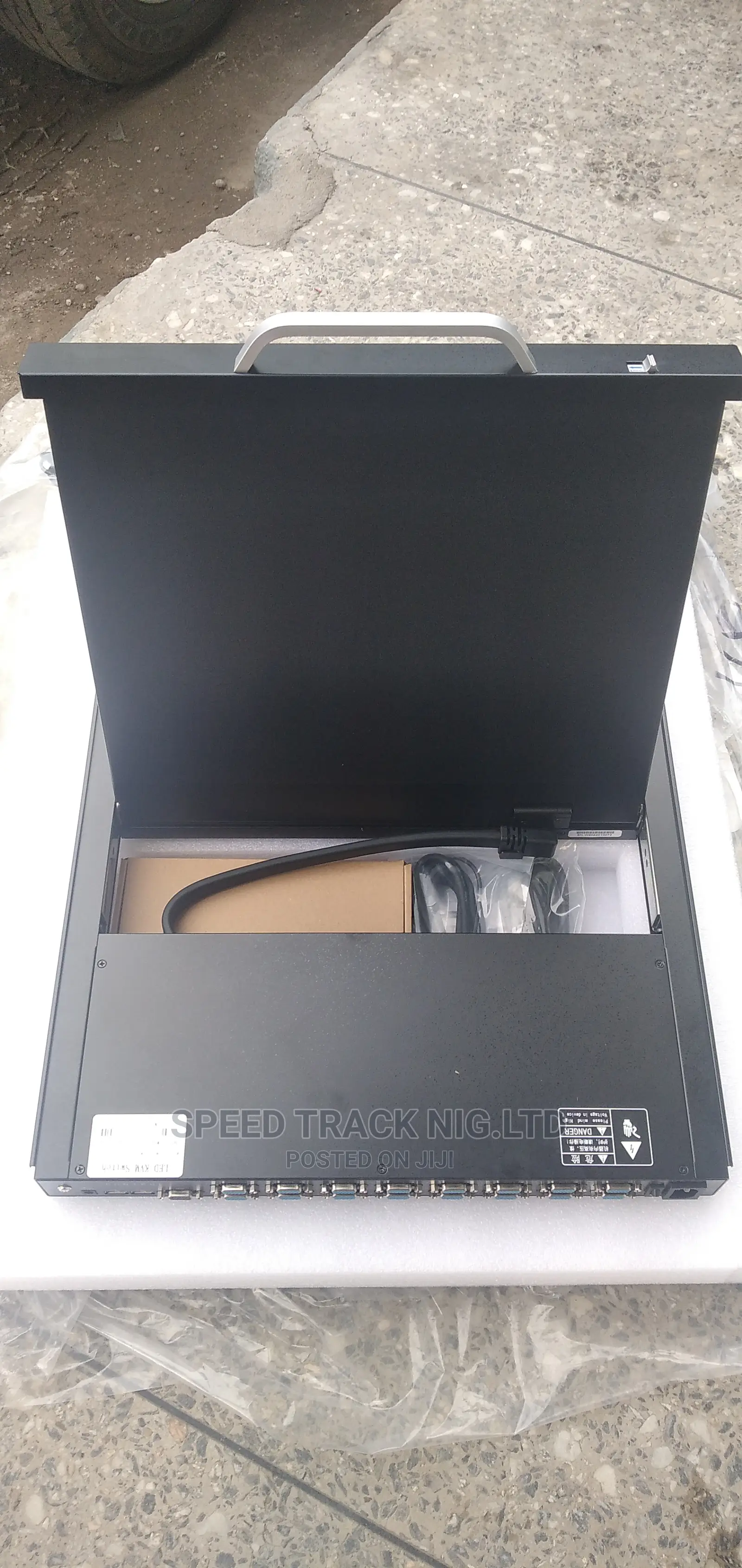16 Port KVM Console Switch With Monitor