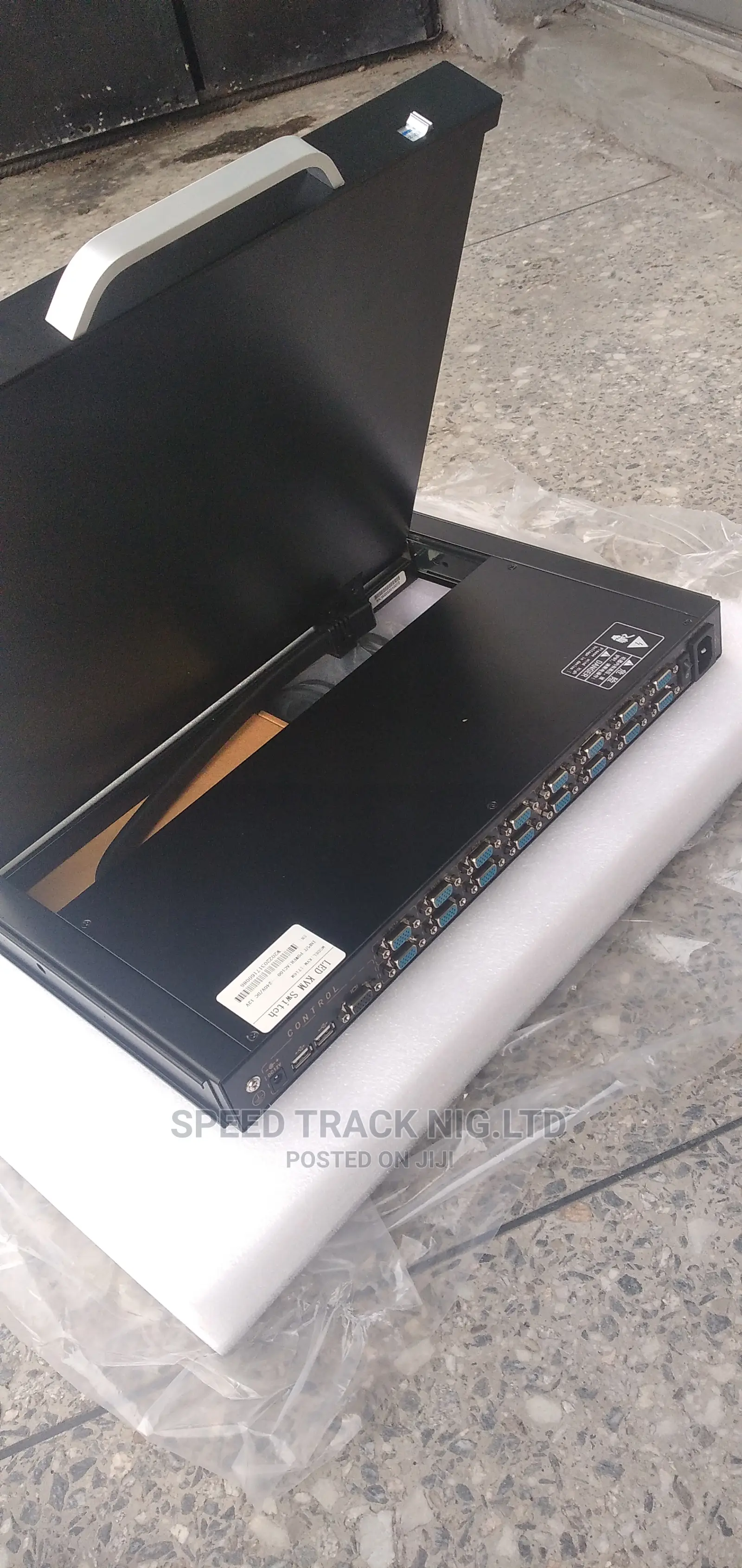 16 Port KVM Console Switch With Monitor
