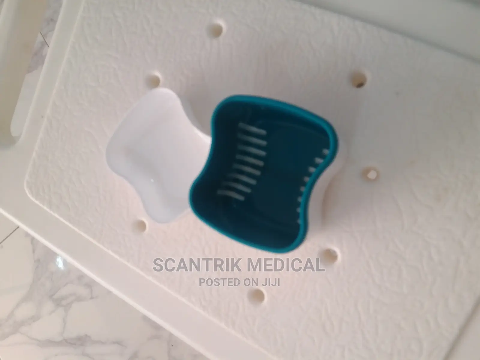 Denture Container With Support Basket for Trave