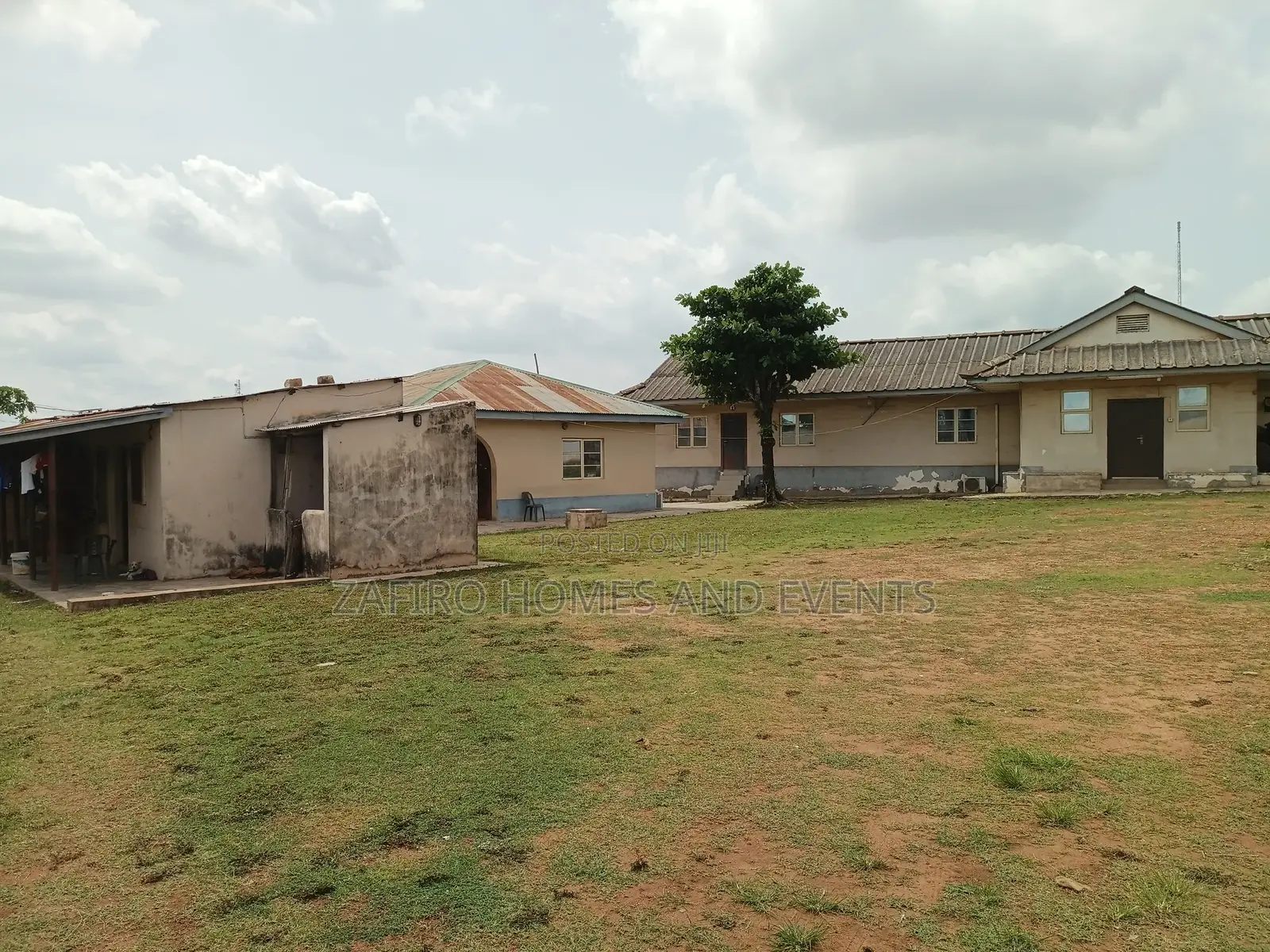 6bdrm Bungalow in Agodi Gra for Sale