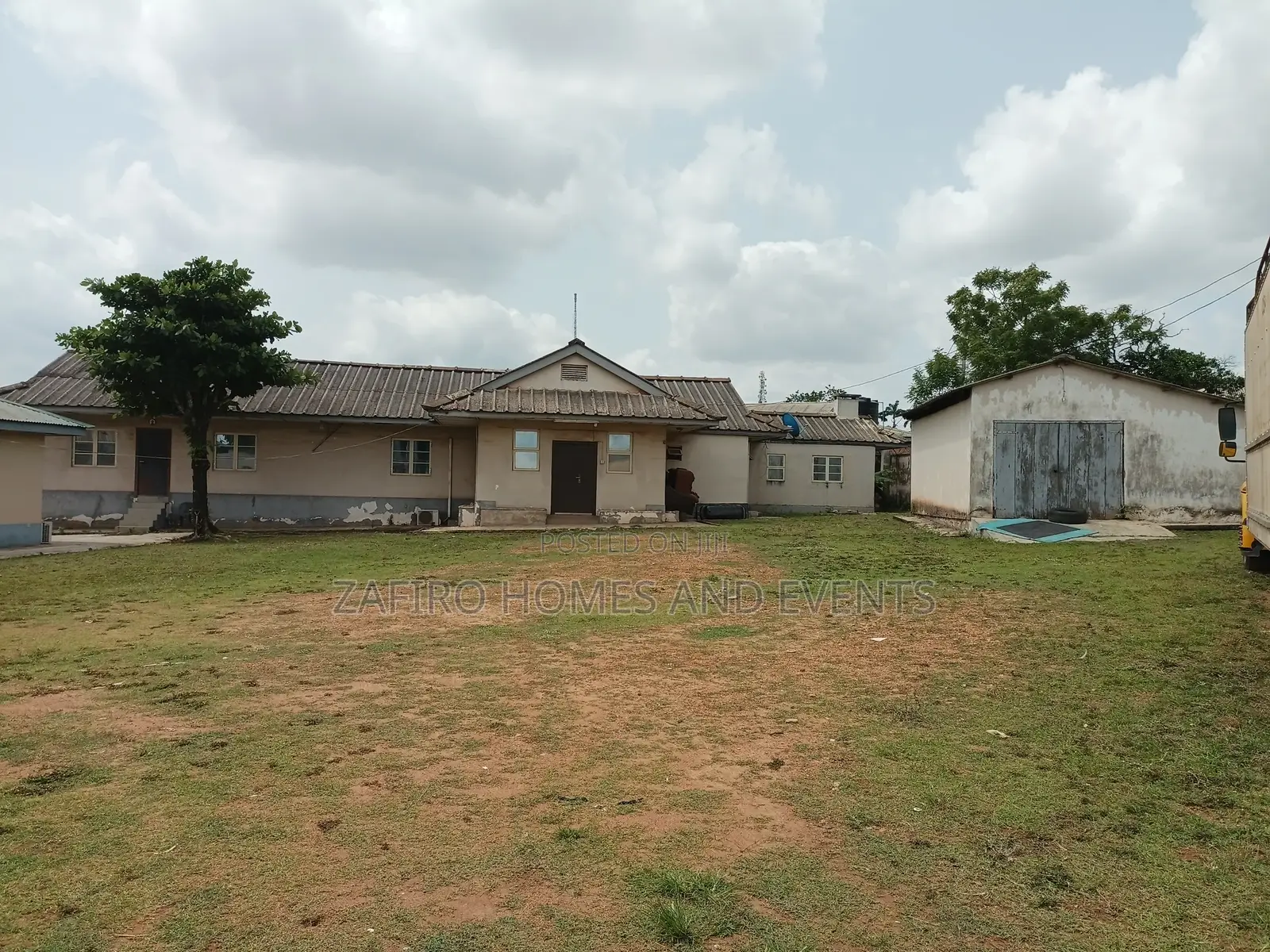 6bdrm Bungalow in Agodi Gra for Sale