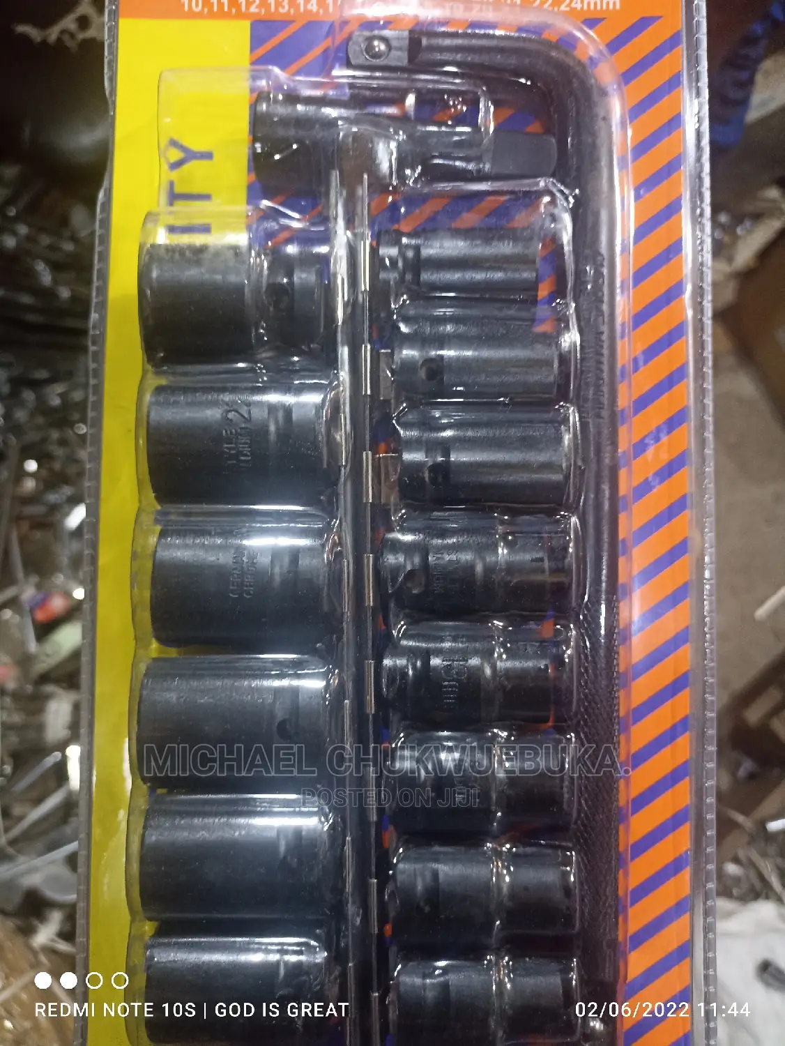 16 PCS 1⁄2 Socket Set 10-24 Black