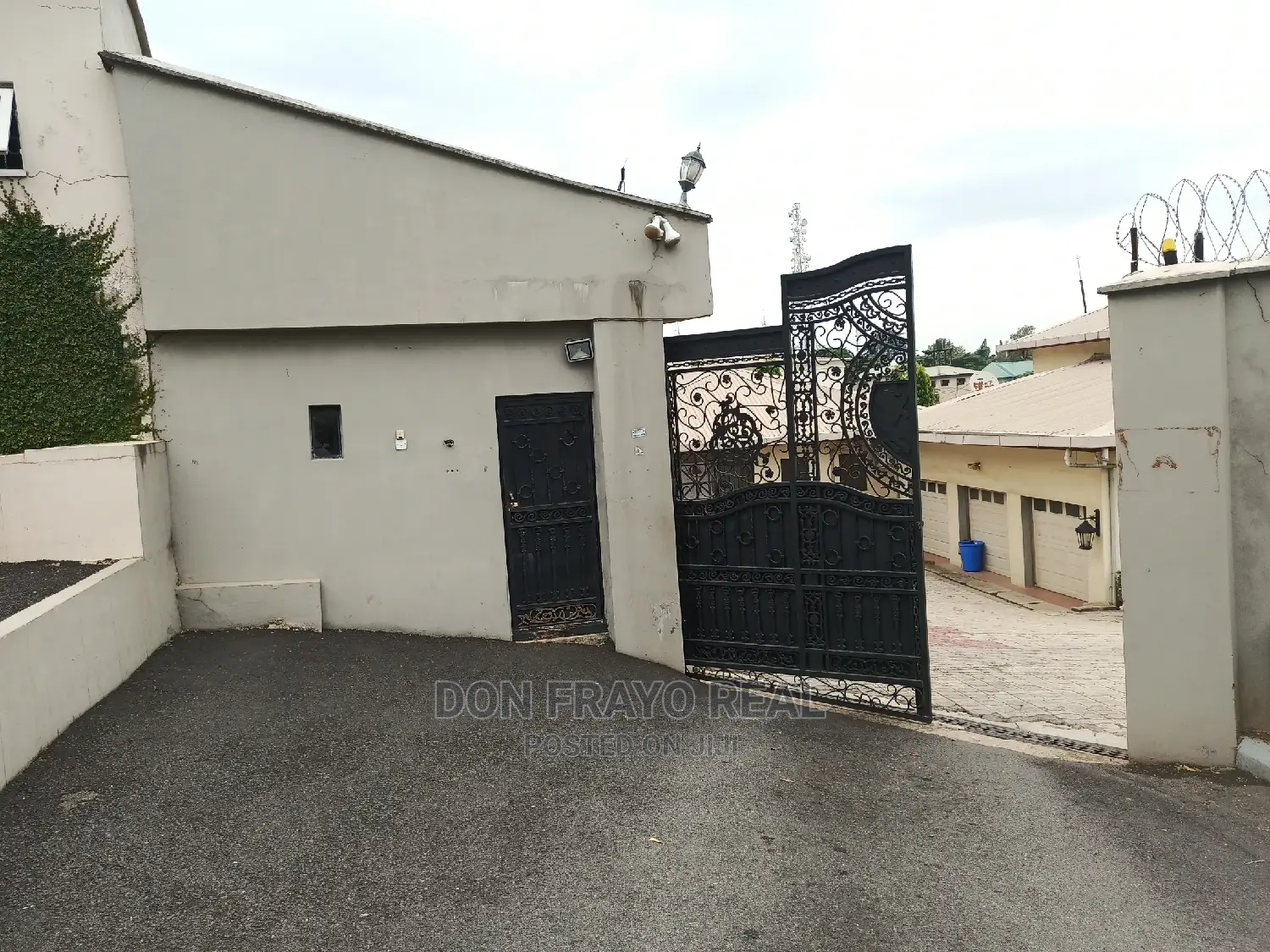 Furnished 10bdrm Mansion in Onikoko Agodi Gra for sale