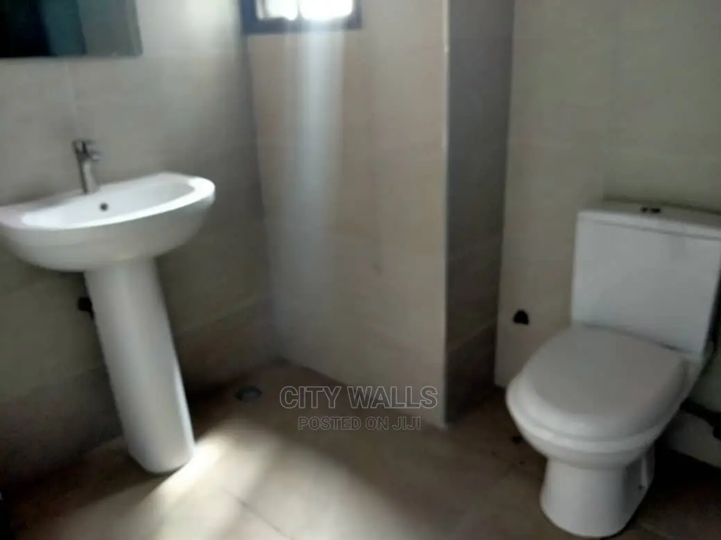 3bdrm Block of Flats in Oral Estate, Chevron for Sale