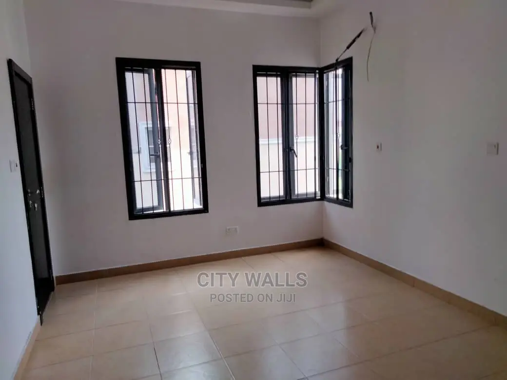 3bdrm Block of Flats in Oral Estate, Chevron for Sale