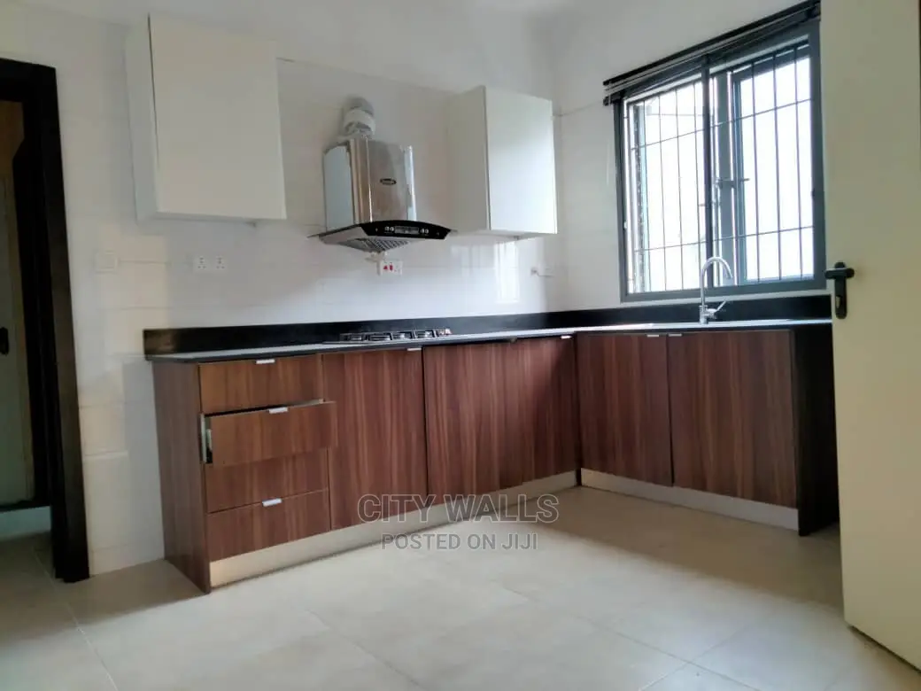 3bdrm Block of Flats in Oral Estate, Chevron for Sale