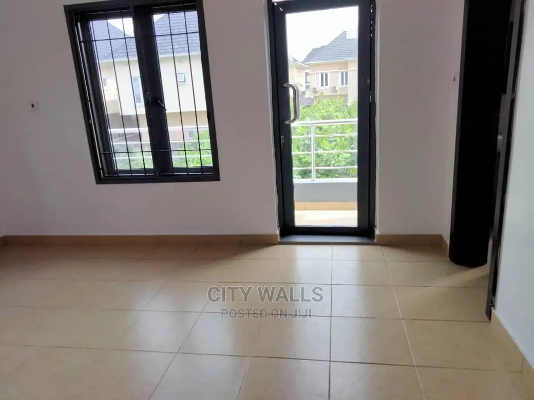 3bdrm Block of Flats in Oral Estate, Chevron for Sale