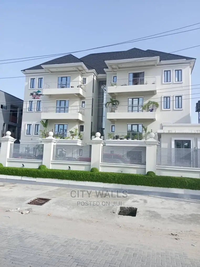 3bdrm Penthouse in Lekki Phase 1 for Rent
