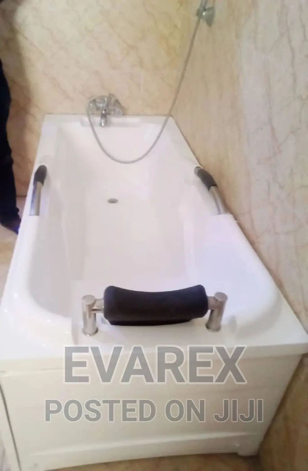 Executive White Bathtub With Seater
