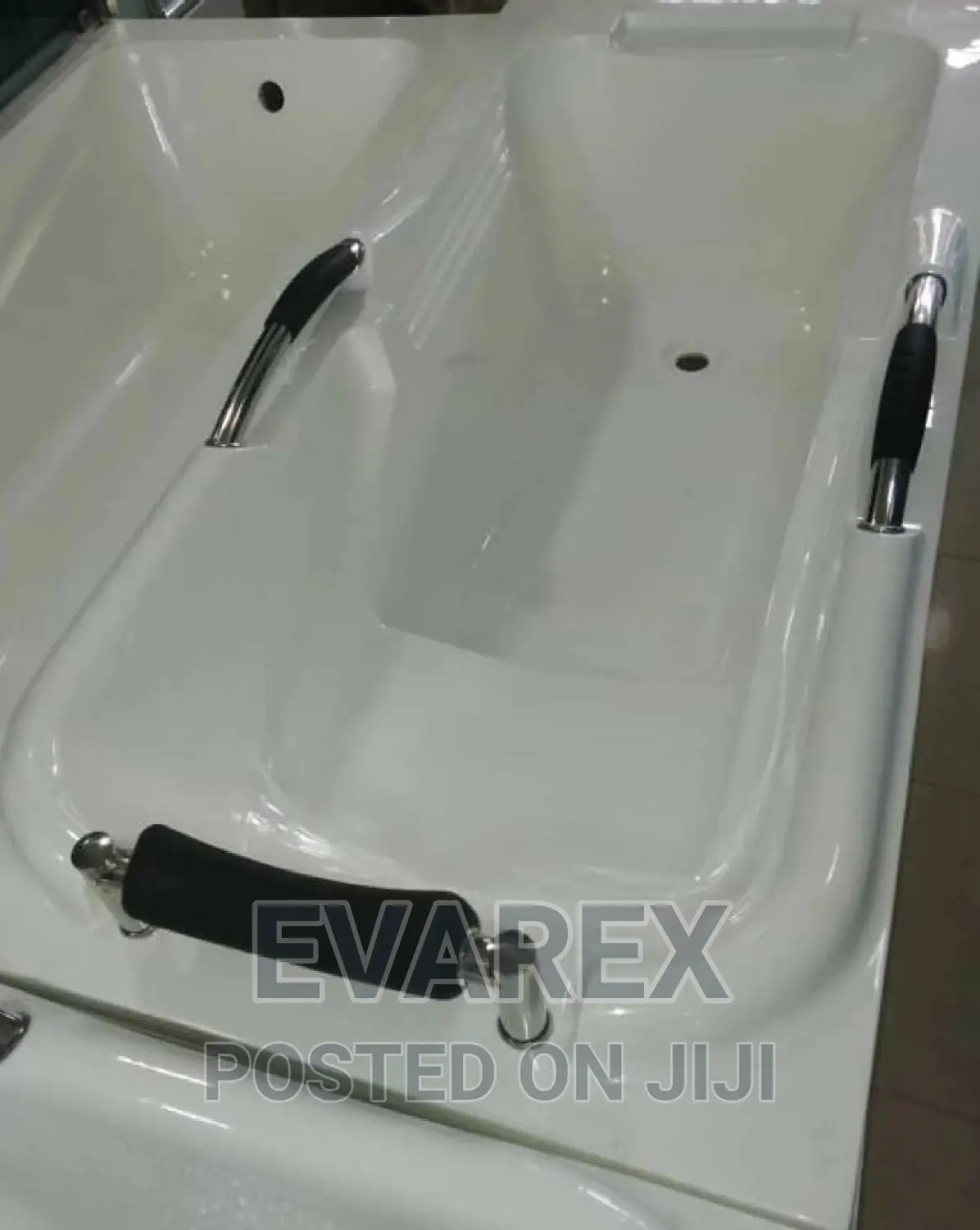 Executive White Bathtub With Seater