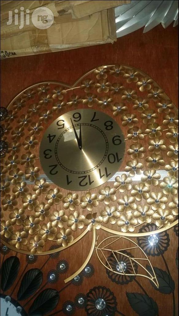 Golden Love Shape Battery Engine Clock .