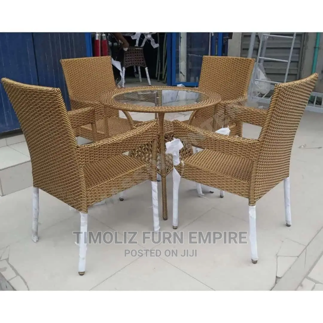 Rattan Dining Table With 4 Chairs/Outdoor Furniture.