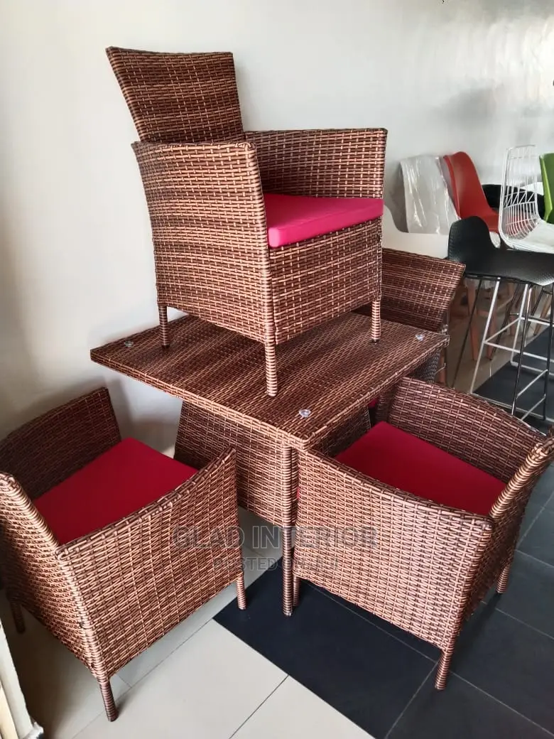 Unique Indoor Sitter Chairs and Table