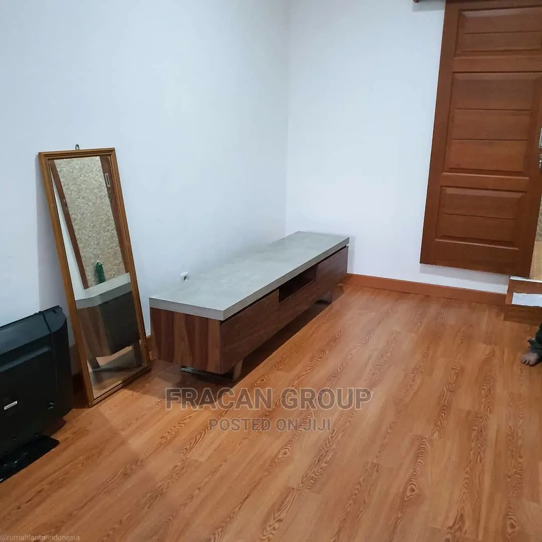 Top Quality Vinyl Wood-Like Floor. Water Resistant